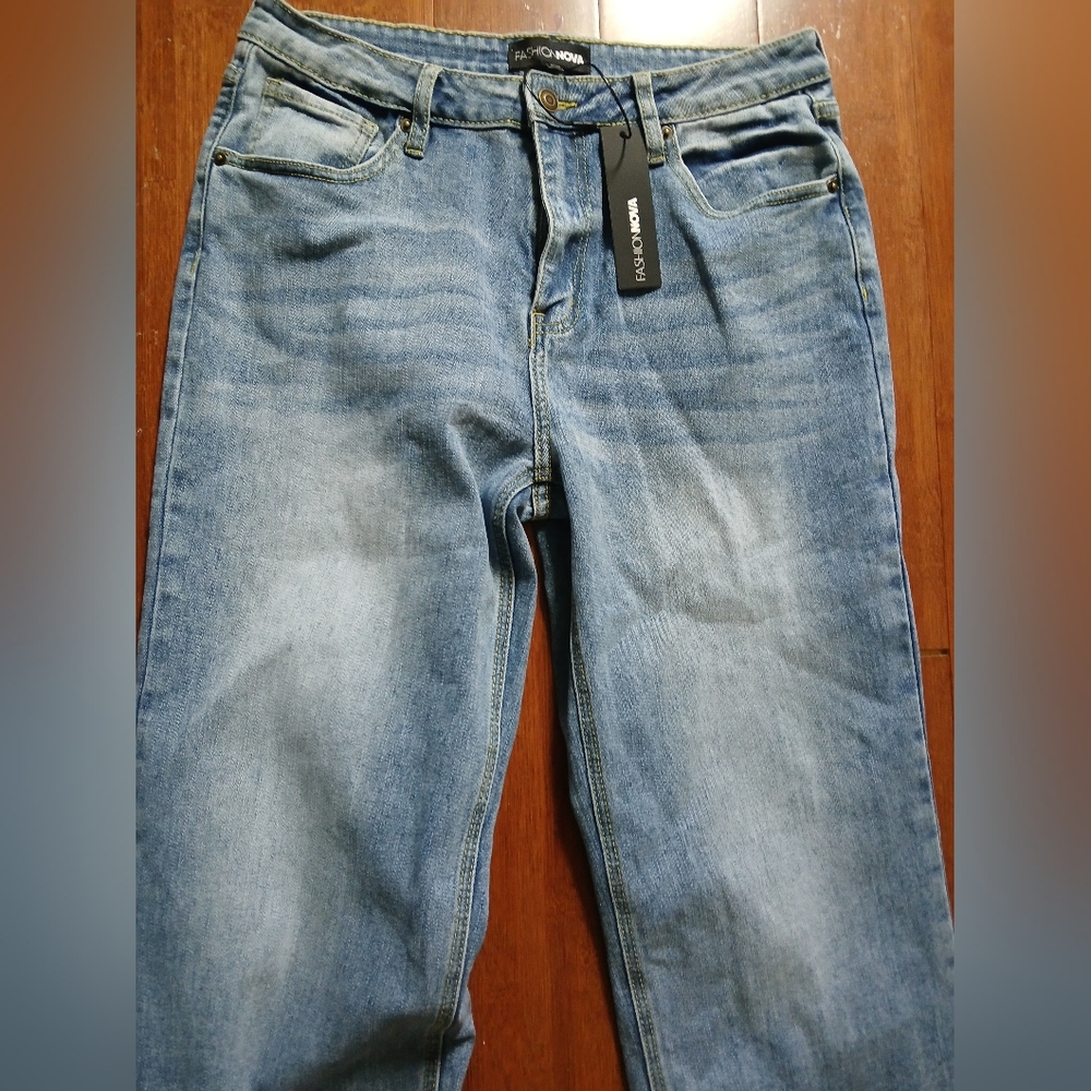 Stylish Fashion Nova Medium Wash Blue Straight Leg Jeans NWT - Picture 14 of 16